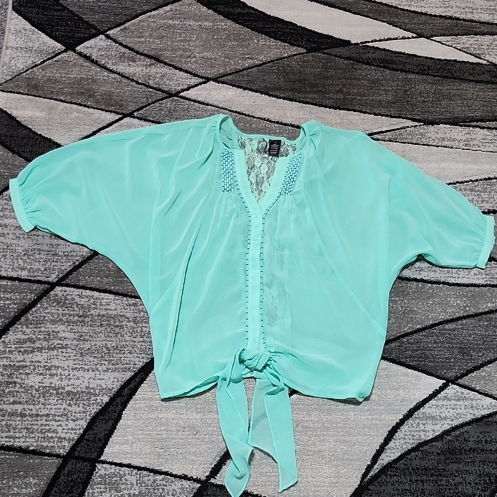 BKE BOUTIQUE SHEER TEAL CHIFFON SNAP-BUTTON PLACKET TIE LACE BLOUSE TOP